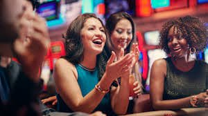 Antarmuka aplikasi mobile sabertooth menampilkan menu utama dengan pasar olahraga, live-dealer, dan opsi deposit